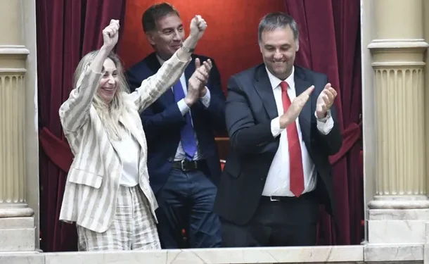 Diputados aprobó la Reforma Laboral: Karina Milei, Manuel Adorni y Diego Santilli festejaron desde un palco Los funcionarios del Gobierno llegaron recién para el momento de la votación, y celebraron el triunfo legislativo del polémico proyecto oficialista.