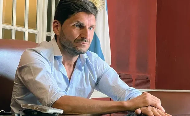 Hubo acuerdo entre el gobernador Maximiliano Pullaro y la Policía de Santa Fe: se levantó la protesta  El gobernador de Santa Fe, Maximiliano Pullaro, anunció un incremento salarial para todo el personal de la fuerza, lo que destrabó el conflicto.