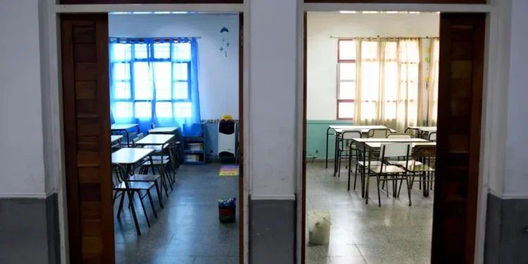 Un sector del gremialismo amenaza con un paro docente contra el gobernador Kicillof Los gremios de los docentes bonaerenses rechazaron la nueva oferta salarial del gobierno de Axel Kicillof y se complica el inicio de clases, previsto para el 2 de marzo. Los detalles.