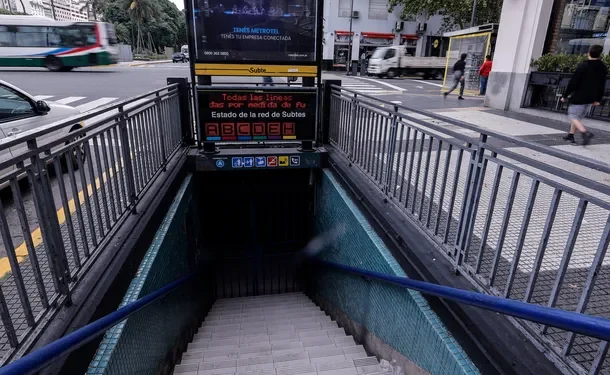 Se endurece el paro general contra la Reforma Laboral: Navales paran 48 horas y no habrá Subte este jueves El SICONARA inicia su huelga este miércoles con impacto en comercio exterior. Por su parte, el Subte y Premetro confirmaron su adhesión total al paro general.