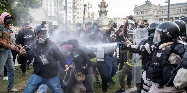 El Gobierno activa el protocolo antipiquetes para la movilización contra la reforma laboral  El Gobierno de Javier Milei prepara el protocolo antipiquetes para aplicar en la movilización de este miércoles contra la reforma laboral.