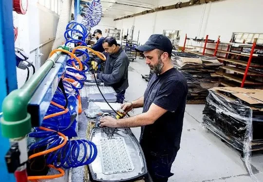 Reforma laboral: qué cambia para las pymes  La reforma laboral con media sanción en el Senado incorporó cambios que buscan reducir la litigiosidad y dar previsibilidad a las pymes, principales generadoras de empleo. Sin embargo, referentes del sector advierten que quedaron fuera propuestas clave para aliviar el costo de las cargas sociales.