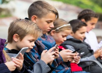 En la Provincia quieren prohibir las redes sociales a menores de 13 años: qué pasa en otros países