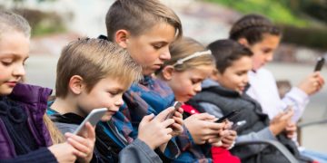 En la Provincia quieren prohibir las redes sociales a menores de 13 años: qué pasa en otros países