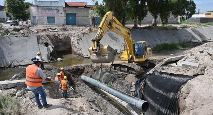 BAHIA BLANCA: Avanzan los trabajos en los puentes de Don Bosco y Pampa Central sobre el canal Maldonado  Continúan los trabajos en los puentes de Don Bosco y Pampa Central, en el marco de las obras de reconstrucción del canal Maldonado que se realizan con financiamiento del gobierno de la provincia de Buenos Aires.