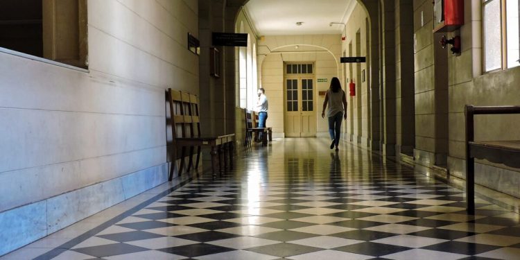 BAHIA BLANCA: La fiscalía pidió 2 años y medio de prisión para los imputados de una defraudación millonaria  En el marco del juicio que se lleva a cabo, en dependencias del Juzgado Correccional N.º 3, a Lucca Ian Benítez Jara y Lucas Diego Duarte por una defraudación millonaria de la que resultó víctima una empresa de Bahía Blanca, se realizaron los alegatos de las partes.