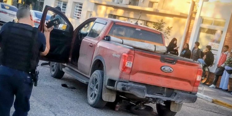 CHOELE CHOEL: Choque entre motocicleta y camioneta dejó dos heridos  Un siniestro vial se registró este miércoles, pasadas las 18,30 horas, en la intersección de las calles Alsina y De la Libertad en Choele Choel.