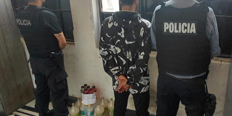 Choele Choel: Recuperan mercadería robada y detienen a un sospechoso  Un hombre fue detenido por policías de la Comisaría 8va. de Choele Choel este domingo, minutos antes de las 7 de la mañana, en el marco de un procedimiento por robo en grado de cuasi flagrancia.