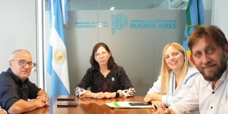 TORNQUIST: Estefanía Bordoni confirmó la construcción de 20 viviendas sociales en Sierra de la Ventana La Intendente Municipal, Estefanía Bordoni, confirmó la construcción de 20 viviendas sociales en la localidad de Sierra de la Ventana, tras gestiones ante la ministra de Hábitat y Desarrollo Urbano de la Provincia de Buenos Aires, Silvina Batakis.