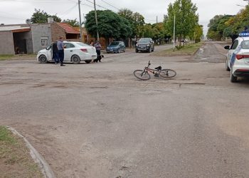 RIO COLORADO: Se produjo una colisión entre un automóvil y una bicicleta