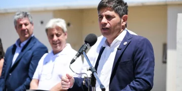Kicillof desembarca en Bahía Blanca para inaugurar obras y entregar viviendas
