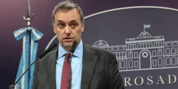 Adorni compró el departamento en Caballito por USD 230 mil y le prestaron casi el 90% dos jubiladas