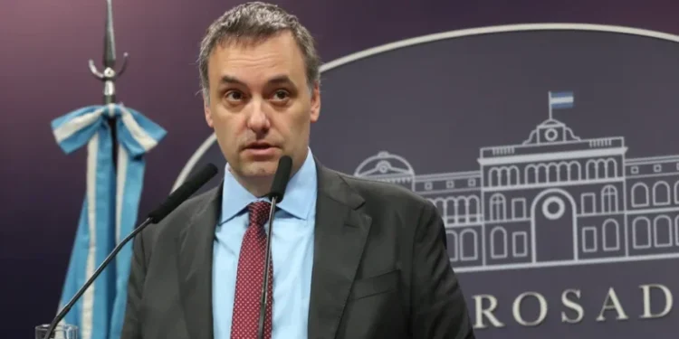 Adorni compró el departamento en Caballito por USD 230 mil y le prestaron casi el 90% dos jubiladas