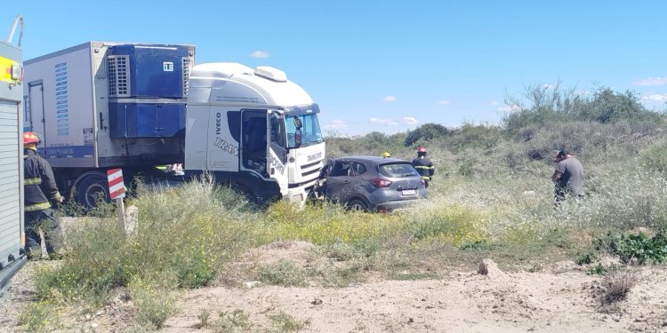 Un siniestro vial se registró este mediodía sobre la Ruta Nacional 22, a la altura del kilómetro 1026, en el tramo comprendido entre Coronel Belisle y Darwin.  De acuerdo a la información recabada, el hecho ocurrió alrededor de las 12:48 e involucró a un camión Iveco con semirremolque perteneciente a una empresa de transporte, cargado con frutas, y un vehículo menor tipo Renault Captur.