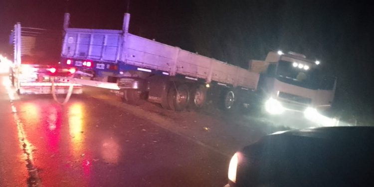 Colisión por factores climáticos en la Ruta 250 sin heridos de gravedad  Un siniestro vial registrado en horas de la noche del lunes sobre la Ruta Nacional 250, no dejó personas con lesiones de consideración, aunque motivó un desvío transitorio del tránsito.