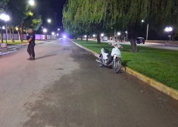 CHOELE CHOEL: Una motocicleta despistó cuando transitaba por el Pasaje Zuain y dos jóvenes resultaron lesionadas