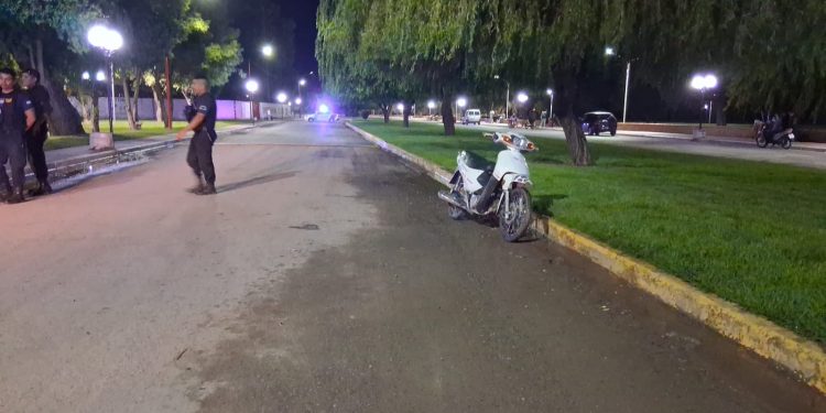 CHOELE CHOEL: Una motocicleta despistó cuando transitaba por el Pasaje Zuain y dos jóvenes resultaron lesionadas  Una de ellas, de 15 años de edad y que viajaba como acompañante, llevó la peor parte y terminó hospitalizada.