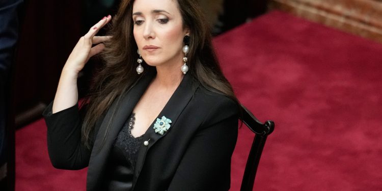 Villarruel respondió a las críticas internas: “Quieren mi renuncia, pero no se les va a dar” La vicepresidenta de la Nación, Victoria Villarruel, respondió a cuestionamientos del oficialismo y afirmó: “Quieren mi renuncia, pero no se les va a dar”.