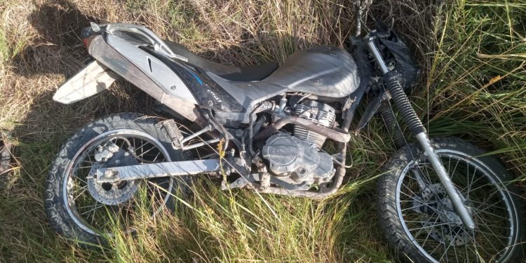 LAMARQUE: Un motociclista sufrió graves lesiones este viernes, tras un siniestro vial ocurrido en la zona rural El hecho se produjo en inmediaciones del sector conocido como puente Colón.