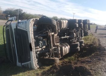 Un camión con semirremolque, cargado con peras, volcó este martes por la tarde sobre la Ruta Nacional 22, a la altura del kilómetro 1046, frente a Chimpay.