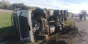 Un camión con semirremolque, cargado con peras, volcó este martes por la tarde sobre la Ruta Nacional 22, a la altura del kilómetro 1046, frente a Chimpay.