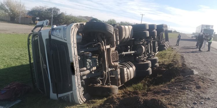 Un camión con semirremolque, cargado con peras, volcó este martes por la tarde sobre la Ruta Nacional 22, a la altura del kilómetro 1046, frente a Chimpay. El hecho no dejó personas lesionadas y solo se registraron daños materiales.