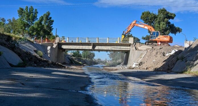 BAHIA BLANCA: Reconstrucción del canal Maldonado: comenzó la etapa de demolición del puente de Pampa Central  En el día de la fecha comenzaron las tareas para demoler el puente ubicado sobre calle Pampa Central como parte de la obra principal de reconstrucción y refuncionalización integral y sostenible del Canal Maldonado.