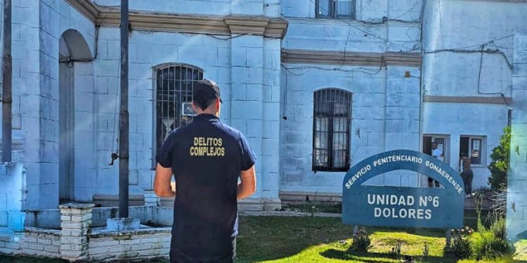 Dos internos de la Unidad Penal N.º 6 de Dolores extorsionaron a un hombre de Bahía Blanca por un millón de pesos  En el marco de una investigación realizada por la UFIJ N.º 20, a cargo del fiscal Rodolfo De Lucia, el Juzgado de Garantías N.º 4 ordenó la detención de Cecilio y Alexis Rasch (tío y sobrino) que se encontraban alojados en la Unidad Penal N.º 6 de Dolores por haber extorsionado a un hombre de Bahía Blanca, a quien le sustrajeron cerca de un millón de pesos.