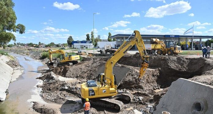 BAHIA BLANCA: Avanzan con los trabajos en los puentes de Pampa Central Don Bosco  Como parte de las tareas preparatorias para la construcción del nuevo canal Maldonado, el Municipio de Bahía Blanca y la Dirección Provincial de Hidráulica de la Provincia de Buenos Aires avanzan con las tareas de intervención en los puentes de Pampa Central y Don Bosco, a cargo de la empresa Coince Bahía S. A.