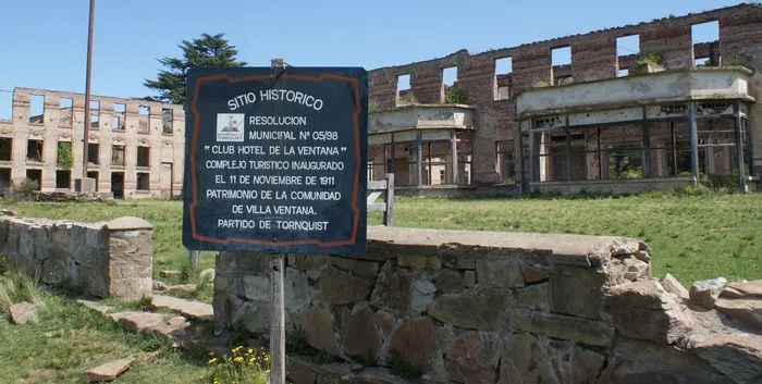 TORNQUIST: La intendenta de Tornquist echó a dos funcionarios que demolieron parte del ex Club Hotel El Municipio de Tornquist informó el despido de dos funcionarios luego de que se diera a conocer un video en dónde se ve una máquina demoliendo parte del Ex Club Hotel de Villa Ventana.