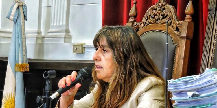 BAHIA BLANCA: Condenan a los responsables de una obra a 1 año y 8 meses de prisión por las lesiones que sufrió un albañil  La jueza Susana González La Riva, responsable del Juzgado Correccional N.º 3, condenó a Ricardo Raúl Trobiani Rognoni, Marcela Elba Tourn y David Humberto Silva Esparza la pena de 1 año y 8 meses de prisión de ejecución condicional e inhabilitación especial por igual tiempo para desempeñarse en las funciones que cada uno llevaba a cabo.
