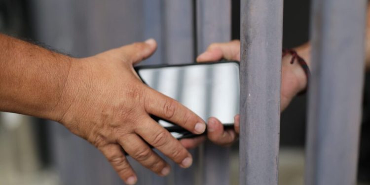 La Libertad Avanza presentó la “Ley Rodrigo” para prohibir los celulares en las cárceles bonaerenses  Diputados bonaerenses de La Libertad Avanza presentaron la "ley rodrigo", para prohibir los celulares en las cárceles. Qué alcance tiene la propuesta.