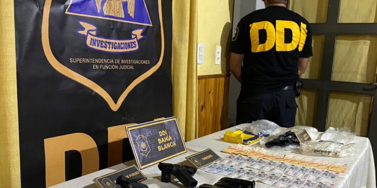 BAHIA BLANCA: Capturan a un hombre que estaba prófugo hace 6 años «Está vinculado con robos y el comercio de droga»  En el marco de un operativo realizado por personal de la DDI y de la UFIJ N.º 19, a cargo del fiscal Mauricio Del Cero, se logró la detención de Daniel Pedro Silva Beroisa por su vinculación con una banda que se dedicaba a realizar robos con armas y el comercio de droga.