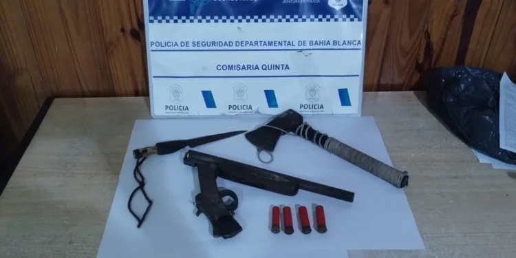 BAHIA BLANCA: Quedó arrestado por amenazar con un cuchillo y un revólver a una joven  Efectivos del Comando de Patrulla se dirigieron durante la madrugada a un inmueble ubicado en Fortín Carhué al 600 tras un llamado que alertaba sobre la presencia de un violento hombre que estaba amenazando a una joven.