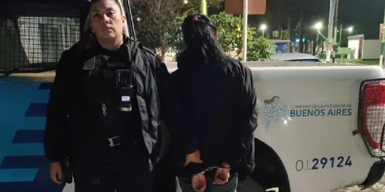 BAHIA BLANCA: Irrumpió en la casa de su expareja y fue arrestada  Anoche un llamado al 911 alertó sobre la presencia de una mujer en la casa de su expareja pese a tener vigente una restricción de acercamiento.