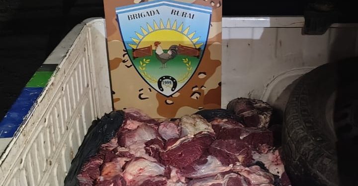 LAMARQUE: Fuga frustrada «llevaba carne clandestina en la caja de la camioneta» Efectivos de la Brigada Rural de Valle Medio procedieron, en la noche de éste lunes, al secuestro de varios kilos de carne vacuna que era transportada en forma absolutamente irregular y sin cumplir con las más mínimas condiciones de salubridad.