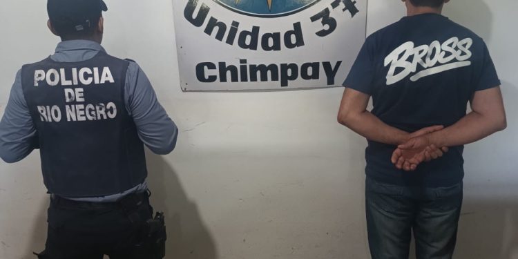 Coronel Belisle – Chimpay: Agredió a su ex pareja, le sustrajo el vehículo y fue detenido Un sujeto terminó detenido tras agredir a su ex pareja, provocar daños en el vehículo de la víctima y luego llevárselo.