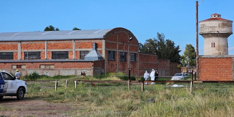 BAHIA BLANCA: Un hombre murió arrollado por un tren  Una persona de 46 años falleció esta mañana luego de ser arrollado por un tren de cargas en el cruce ferroviario de calle Piedra Buena al 1000, en la ciudad de Bahía Blanca. La víctima fue identificada, pero su nombre se mantiene en reserva hasta que sea notificada la familia.