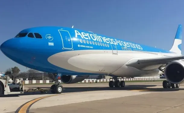 Cayó un hombre acusado de estafar a Aerolíneas Argentinas por casi u$s500 mil  Lo investigan por haber alterado el sistema del programa Aerolíneas Plus para obtener pasajes a valores muy por debajo de los habituales. Entre diciembre de 2023 y enero de 2025 habría emitido vuelos con destino a Madrid, Roma y Cancún.