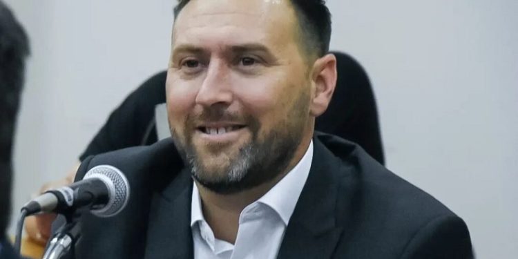 Marcha atrás con Arce: El ministro de Seguridad lo echó de la dirección de Coordinación Municipal y Control Rural Región Interior  El titular de la cartera de Seguridad, Javier Alonso, despidió a Jonatan Arce, quien renunció como edil de Bahía Blanca el año pasado tras evitar un control de tránsito. Había sido nombrado ayer como funcionario del gabinete ministerial. Le reprocharon que ocultó el incidente