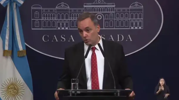 Manuel Adorni tras el vuelo privado a Punta del Este: «Yo gasto mi dinero como quiero» En Casa Rosada, protagonizó un tenso cruce con un periodista que le cuestionó los gastos del viaje. Manuel Adorni aseguró que no tiene "nada que esconder".