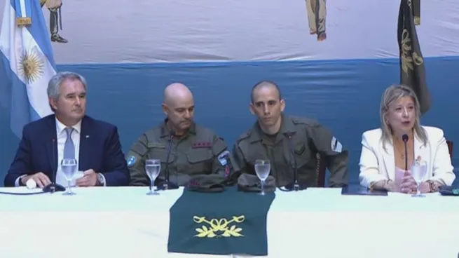 Junto a funcionarios nacionales, el gendarme Nahuel Gallo detalló su detención en Venezuela El Canciller Pablo Quirno y la ministra de Seguridad, Alejandra Monteoliva, encabezaron este miércoles una conferencia de prensa junto al gendarme argentino, Nahuel Gallo, quien habló por primera vez, tras permanecer 448 días detenido de manera ilegal en la cárcel “El Rodeo I”, en Caracas, Venezuela.