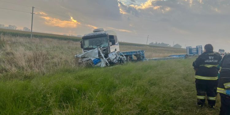 Otro choque frontal con tres muertos en la ruta nacional 33 Las víctimas serían empleados de dicho municipio y circulaban en un vehículo utilitario que chocó con un camión.