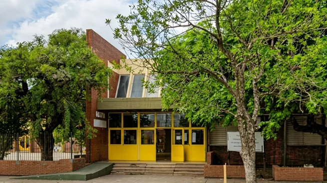 Tiroteo en una escuela de Santa Fe: el abogado del adolescente que disparó aseguró que sufrió bullying y tiene antecedentes de autolesiones La defensa del adolescente lo describió como una persona introvertida y sin antecedentes de agresividad. Mientras tanto, otras versiones apuntan a conflictos familiares, en un caso que ahora avanza con intervención judicial.