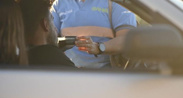 BAHIA BLANCA: Controles de tránsito más de 30 conductores peligrosos fueron retirados de circulación  32 potenciales conductores peligrosos fueron retirados de circulación, entre el 25 y 29 de marzo, al dar positivo en los correspondientes tests de alcoholemia (27) y de estupefacientes (5).