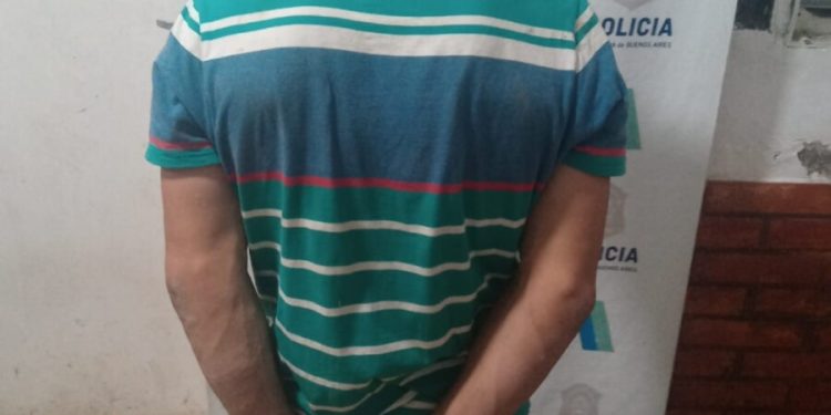 BAHIA BLANCA: Le robó el celular a un menor y terminó detenido  Un hombre de 30 años fue detenido este miércoles por la madrugada luego de ser acusado de amenazar con un arma blanca a un menor de 15 años para robarle su teléfono celular