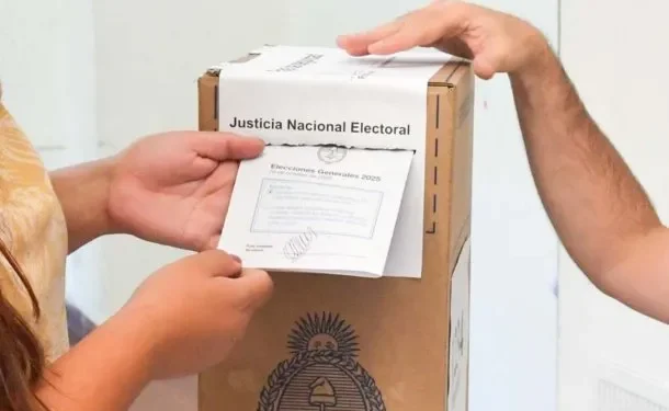 El Gobierno va por una reforma electoral con cambios en las PASO: todos los detalles  Para intentar dejar atrás el escándalo $LIBRA y los viajes de Adorni, Javier Milei apura el debate por la reforma electoral y negocia cambios en las PASO.