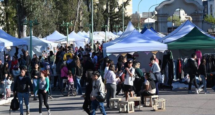 BAHIA BLANCA: Ferias en siete espacios públicos