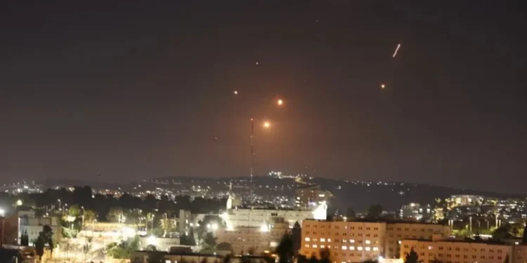 Guerra en Medio Oriente: Irán eleva la presión y pone bajo amenaza a embajadas israelíes en todo el mundo  La guerra en Medio Oriente se recrudece en su cuarto día de bombardeos. Israel y EEUU mantienen la presión sobre Teherán que responde con bombardeos a diferentes países de la región. Mientras tanto, los mercados se hunden en la incertidumbre.