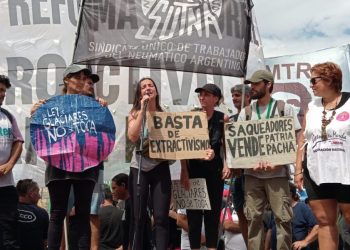 La oposición se pliega a una marcha ambientalista por los límites de participación en la audiencia por la Ley de Glaciares